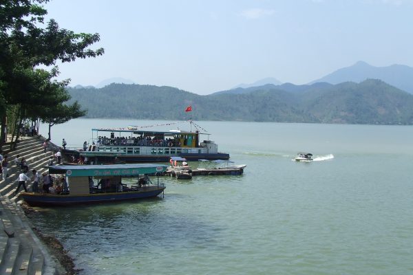 du-thuyen-tren-ho-nui-coc (2)